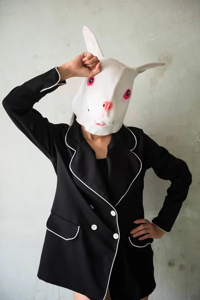 Chica con conejito máscara de conejo en pose linda — Foto de Stock