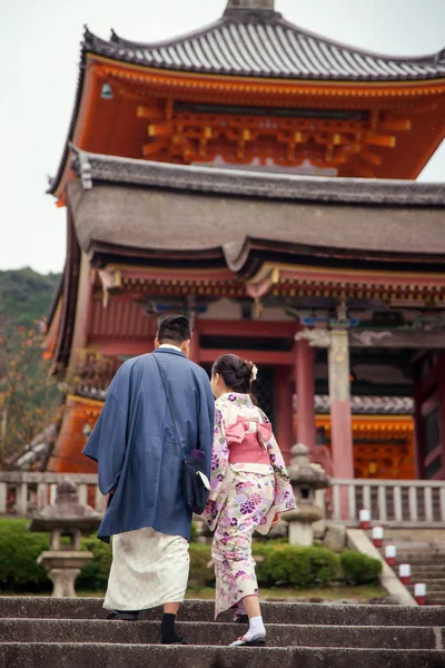Pareja japonesa de kimono en el templo Kiyomizu, Kioto — Foto de Stock