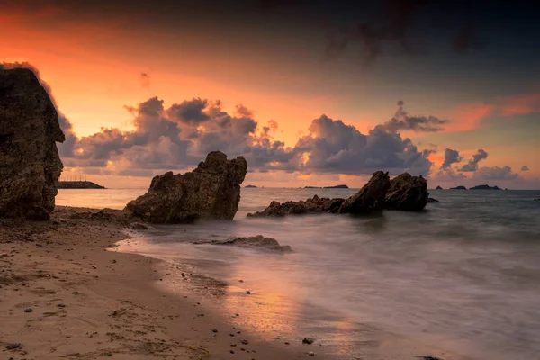 Seascape z naturalnego kamienia łuk o wschodzie słońca — Zdjęcie stockowe