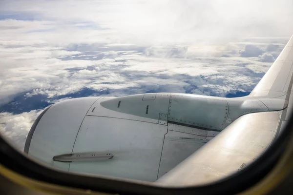 Cloudscape uitzicht vanuit vliegtuig raam — Stockfoto