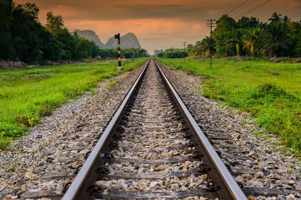 Eisenbahn im natürlichen Hintergrund im Morgengrauen — Stockfoto
