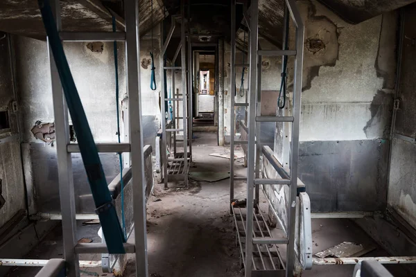 Ruína abandonar velho trem ferroviário público — Fotografia de Stock