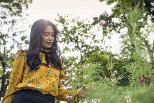 Boheemse meisje geniet van bloem in park — Stockfoto