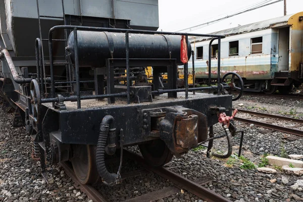 Viejos trenes oxidados en ferrocarril abandonado — Foto de Stock