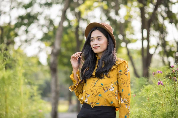 Portret van gelukkig Bohemian girl in park — Stockfoto