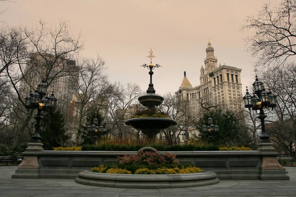 Памятник фонтану в мэрии Нью-Йорка — стоковое фото