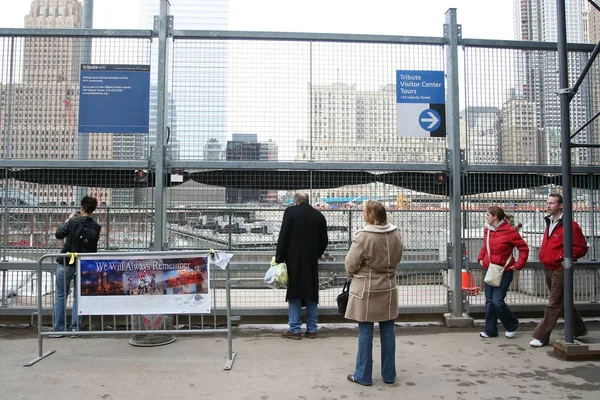 Personer på World Trade Center hyllning — Stockfoto