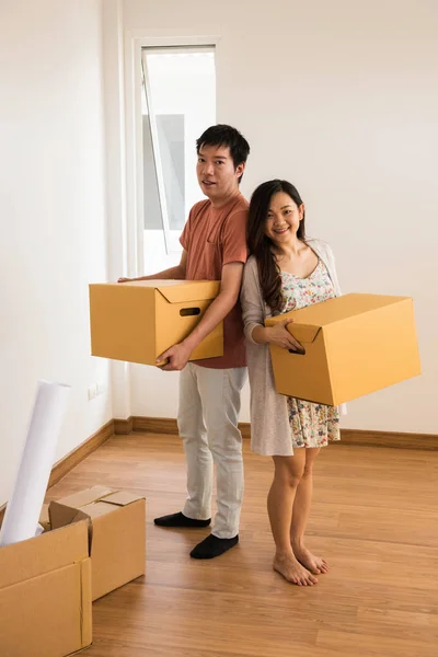 Casal se mudando para a nova casa — Fotografia de Stock