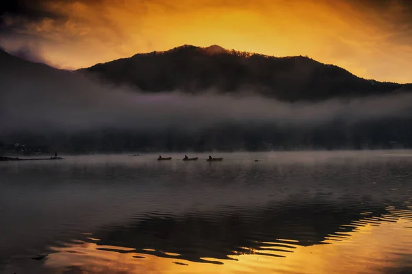 Pescador silhueta no lago Shoji durante o nascer do sol — Fotografia de Stock