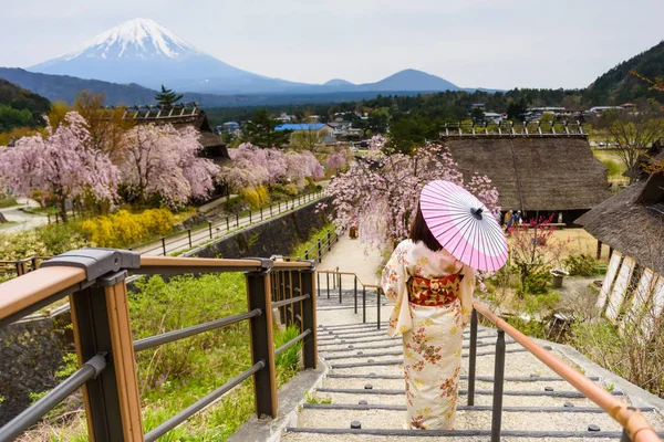 Mujer japonesa disfrutar de sakura con mt. Fuji. — Foto de Stock