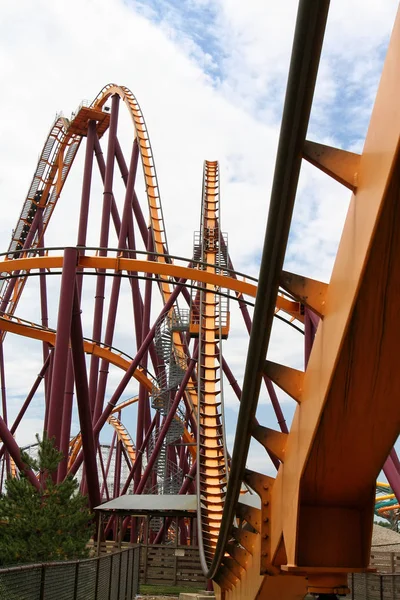 Montaña rusa en el parque de atracciones — Foto de Stock