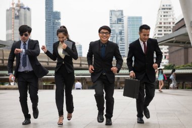 hızlı şehirde çalışan iş takım