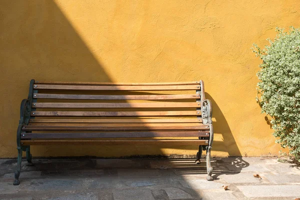 Lavice židle u žluté stěny — Stock fotografie
