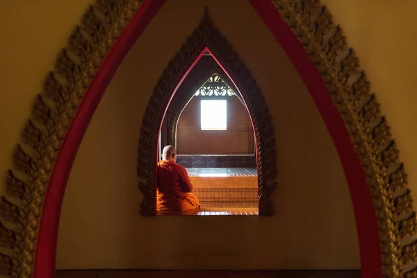 Moine Bouddhiste Thaïlandais Assis Sur Mur Fenêtre Sacré Prier Bouddha — Photo