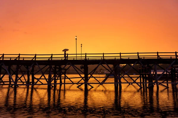 黄昏时分走在桑卡布拉布里的蒙木桥上 — 图库照片
