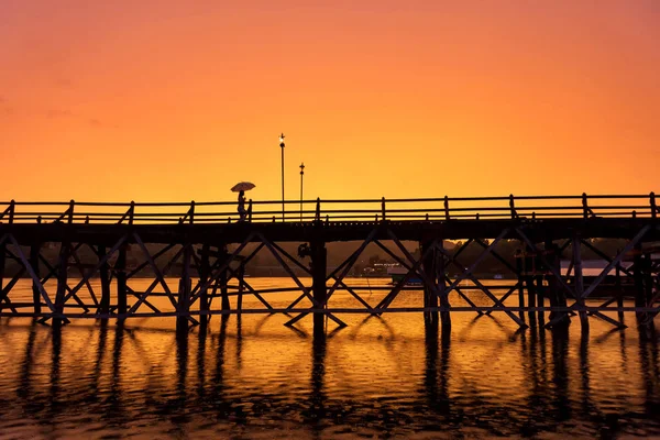 Spaziergang auf einer Holzbrücke in der Dämmerung, sangkhlaburi — Stockfoto