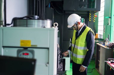 Müfettiş, fabrika ekipmanlarını kontrol edin.