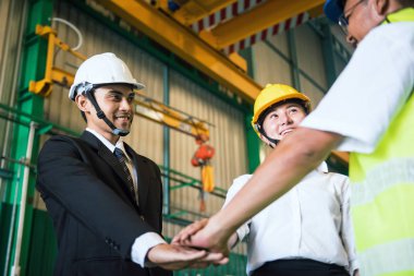 Fabrikada ekip çalışması istifleyin.