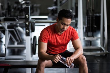 Kas adam kırılır ve su içer.