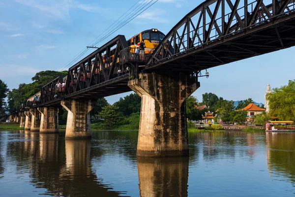 Tren a través del río Kwai, Kanchanaburi — Foto de Stock