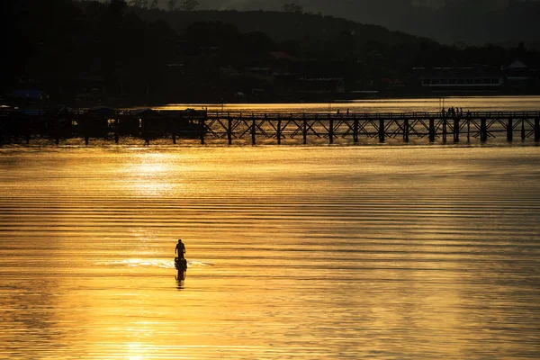 Pescador silhueta perto de ponte de madeira, Sangkhlaburi — Fotografia de Stock