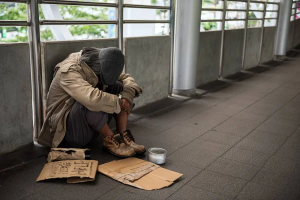 Droevige dakloze oude man in de stad — Stockfoto