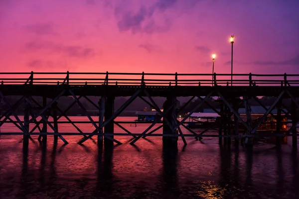 Mon Holzbrücke in der Dämmerung, sangkhlaburi — Stockfoto