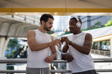 Lgbt gay çifti egzersizden sonra su kızartıyor.
