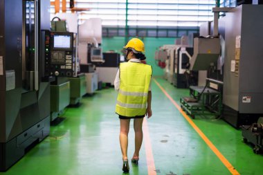 Kadın mühendis kontrol makinesi.