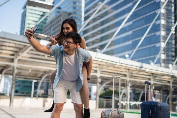 Azji turysta para selfie w podróży miasta — Zdjęcie stockowe