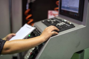 Klavyede fabrika işçisi komut makinesine