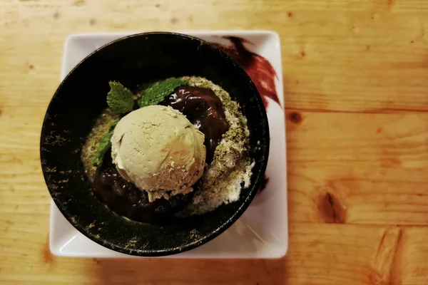 Πράσινο τσάι παγωτό και κόκκινο φασόλι bingsu — Φωτογραφία Αρχείου