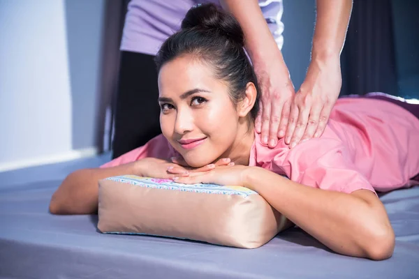 Thai back and shoulder massage in spa — Stock Photo, Image