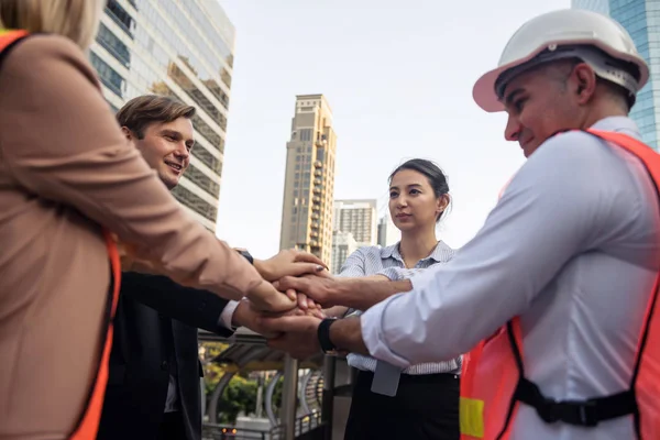 Biznes i zespół inżynierów połączyć ręce w mieście — Zdjęcie stockowe