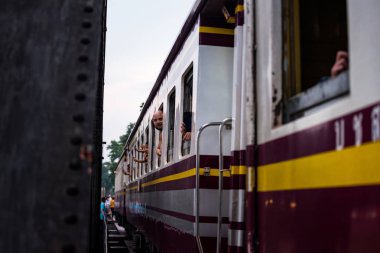 Kwai Köprüsü 'nü geçen trendeki turist. 