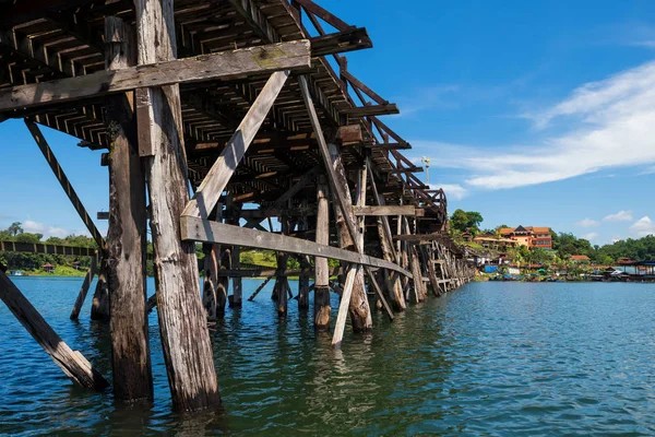 Puente de madera mon con cielo azul, Sangkhlaburi —  Fotos de Stock