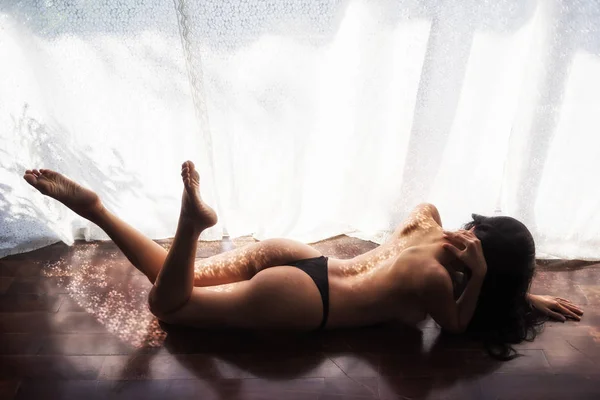 Sexy dos nu avec fenêtre lumineuse florale — Photo