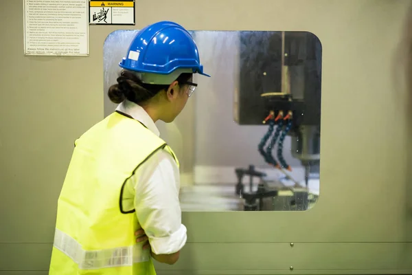Εργάτης εργοστασίων ελέγχει αυτοματοποιεί τη μηχανή ρομπότ — Φωτογραφία Αρχείου