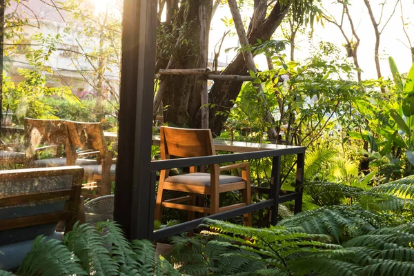 Coffee shop patio with spring garden — 图库照片