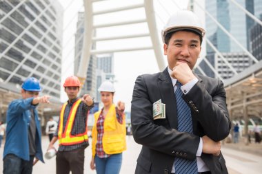 Yozlaşmış işadamı ve kızgın takımı