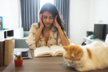 Baş ağrısı kadın final sınavı için kitap okudu.