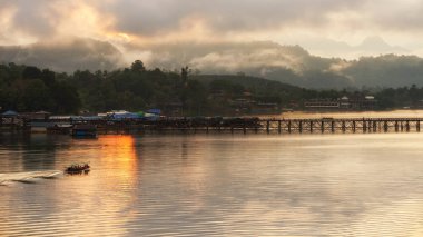 Sangkhlaburi 'deki Mon Köprüsü' nde turist teknesi. 