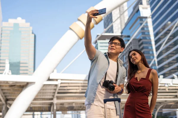 Asian tourist couple selfie in city — Stock Photo, Image