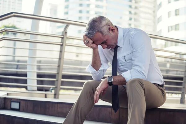 Deprimido empresario senior en la ciudad — Foto de Stock