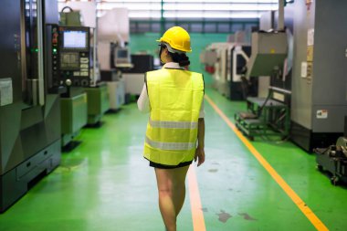 Mühendis kontrol fabrika makineleri