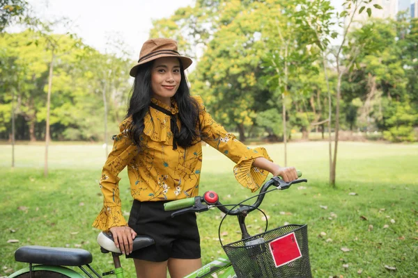 Boêmio menina segurar bicicleta no parque — Fotografia de Stock