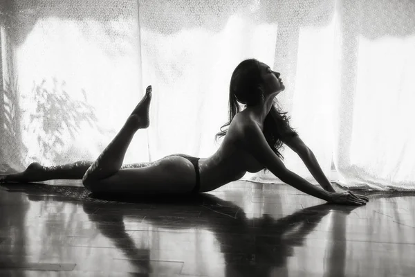 Topless woman lying near window — 스톡 사진