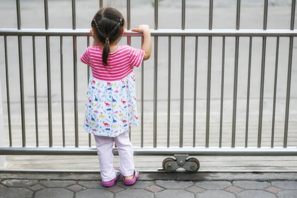 Bonito menina espera pai em casa portão — Fotografia de Stock