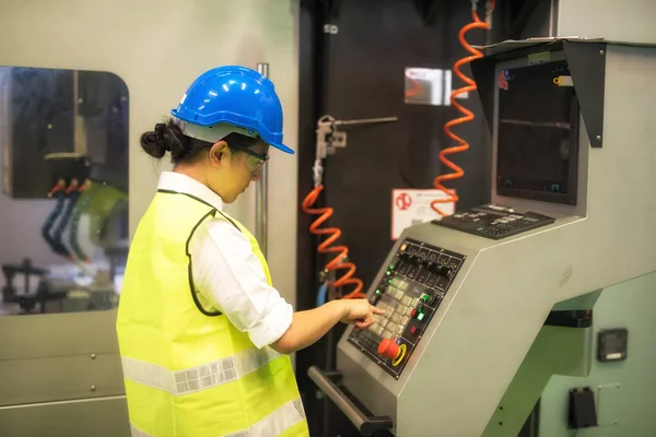 Γυναίκα μηχανικός εντολή εργοστάσιο αυτοματοποιεί τη μηχανή — Φωτογραφία Αρχείου