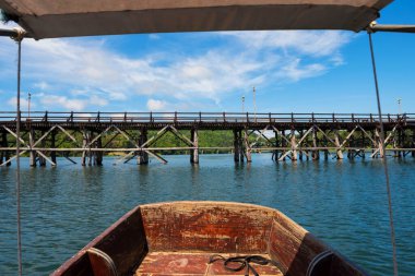 Sangkhlaburi, Mon Köprüsü 'ne giden tur teknesi.